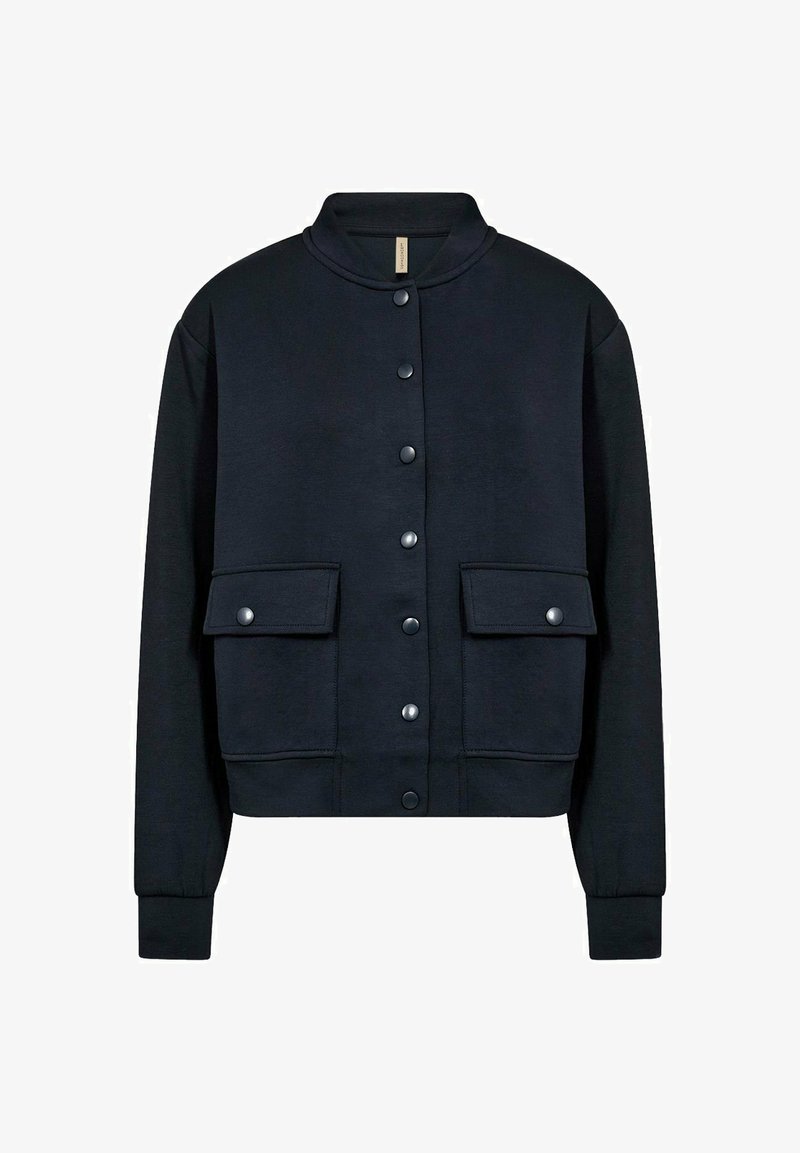 Zwarte cropped jas met kraag, voorsluiting met drukknopen en twee opgestikte zakken, gemaakt van soepel zachte stof met een gladde textuur.