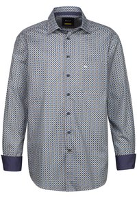 Camicia a maniche lunghe da uomo in un motivo geometrico blu e crema, con colletto classico, chiusura frontale a bottoni e polsini a contrasto di colore blu scuro.