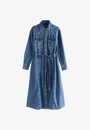 Dżinsowa sukienka z długimi rękawami, zapinana na guziki z przodu, z dwiema kieszeniami na piersi oraz paskiem z materiału. Tkanina ma średni niebieski kolor i gładką teksturę.