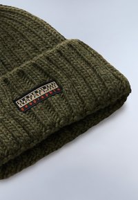 Berretto a maglia verde oliva con una texture a coste, che presenta un patch brandizzato in nero e arancione per Napapijri sul davanti.