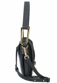 Schwarze Handtasche aus strukturiertem Leder mit goldfarbenen Beschlägen, die über einen Schulterriemen, rechteckige Form und seitlichen Reißverschluss verfügt.