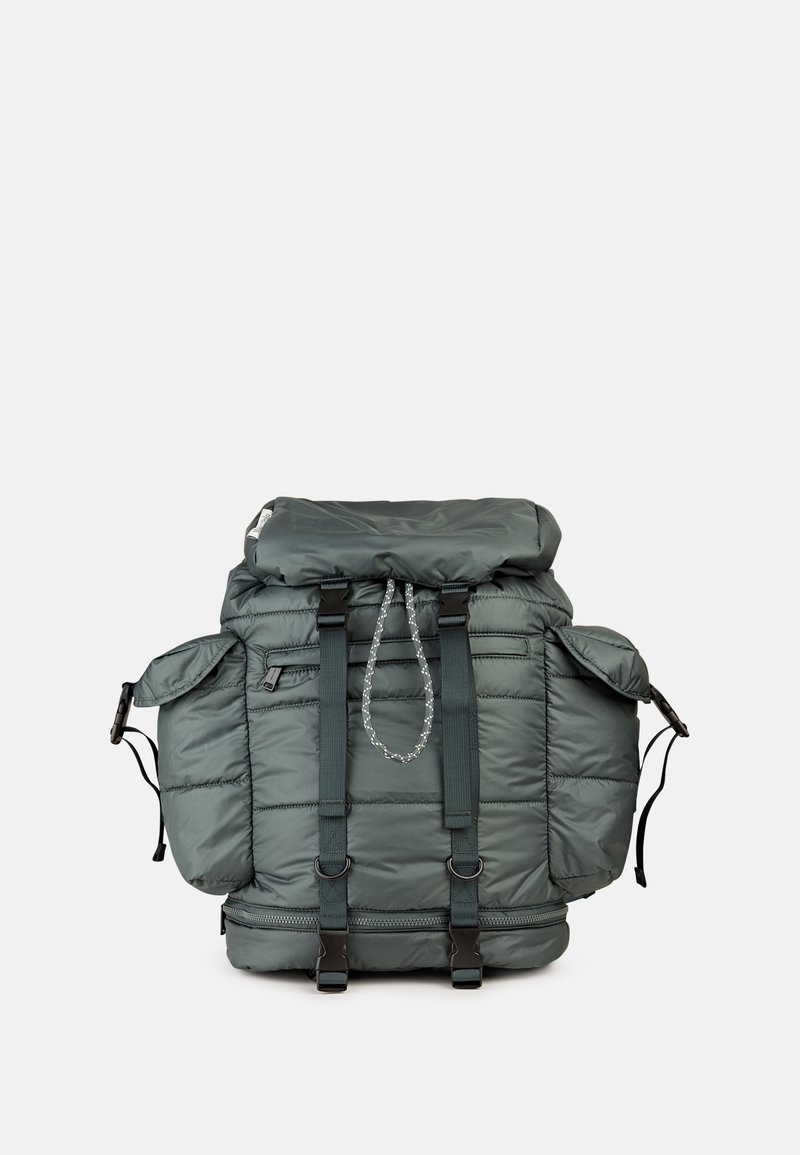 Gepolsterter grauer Rucksack mit Rollverschluss, verstellbaren Trägern, zwei Seitentaschen und reflektierendem Kordelakzent. Hat eine strukturierte Oberfläche.