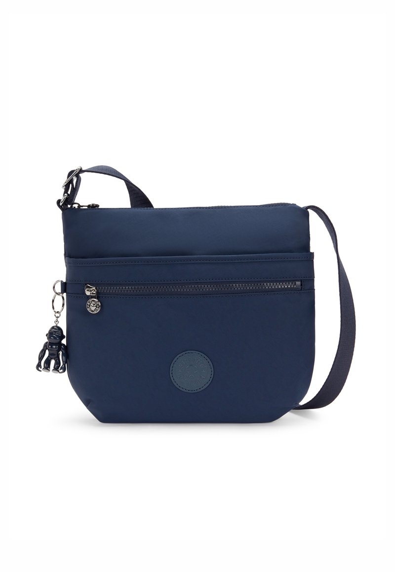 Borsa a tracolla blu navy realizzata in nylon, con tasca frontale con zip, un accento con logo rotondo e un charm removibile. Texture liscia.