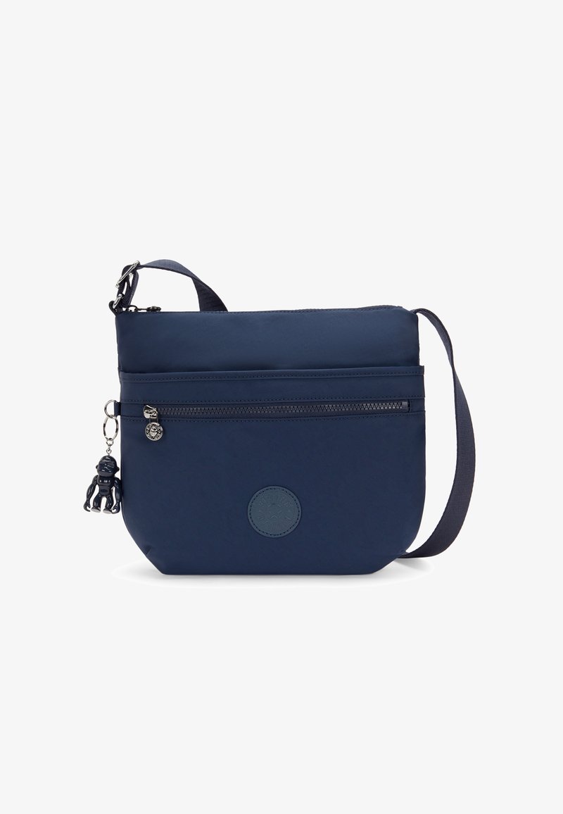 Borsa a tracolla blu navy realizzata in nylon, con tasca frontale con zip, un accento con logo rotondo e un charm removibile. Texture liscia.