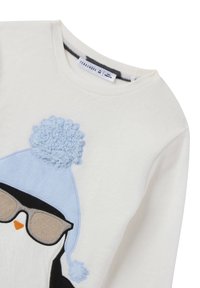 Biała bluza z grafiką pingwina w jasnoniebieskiej wełnianej czapce i okularach przeciwsłonecznych, z dodatkowymi teksturowanymi detalami haftu oraz okrągłym dekoltem.