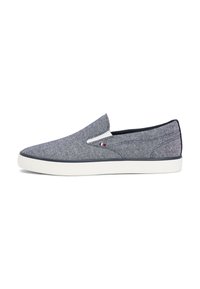 Męskie buty wsuwane z ciemnoniebieskiego materiału, z białą gumową podeszwą, elastycznymi wkładkami bocznymi oraz małym logo na boku.