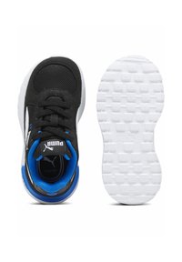 Czarne sneakersy dla dzieci z niebieskimi akcentami, tekstylny wierzch, wyściełany język i kołnierz, biała gumowa podeszwa z teksturowanym wzorem grip.