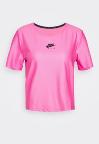 Camisa de manga corta Nike Air en color rosa, confeccionada con una tela de malla transpirable, presenta un cuello redondeado y un logo negro centrado en el pecho.