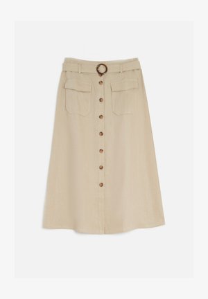 Gonna midi beige realizzata in tessuto testurizzato, con una chiusura a bottoni frontale, due tasche anteriori, una cintura con fibbia circolare e un orlo svasato.