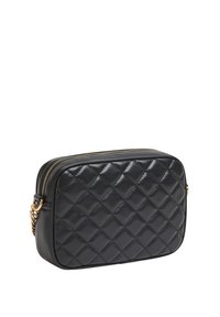 Borsa a tracolla in pelle nera trapuntata con tracolla in catena dorata, forma rettangolare piatta, chiusura con zip e superficie liscia.