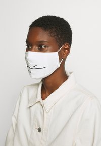 Karl Kani SIGNATURE FACE MASK - Tavakasutuse mask - white