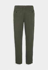 Zelené lněné kalhoty s tapered designem, elastickým pasem, dvěma předními kapsami a dvěma zadními kapsami s černými knoflíky.