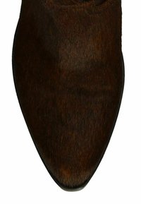 Chaussure brune à bout pointu en cuir texturé avec une finition douce. Dotée d'un profil bas et d'une semelle lisse. Pas de matériel ou d'accents visibles.