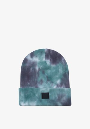 Megzta beanie su tie-dye raštu, kuriame dominuoja melsvai žalia ir pilka spalvos, su briaunotu paviršiumi ir juodu ženkleliu ant krašto.