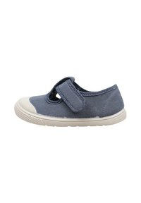 Zapato de lona azul con punta y suela de goma blanca. Presenta una correa de velcro en el empeine y un diseño redondeado.