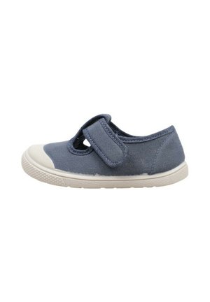 Zapato de lona azul con punta y suela de goma blanca. Presenta una correa de velcro en el empeine y un diseño redondeado.