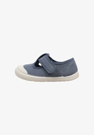 Zapato de lona azul con punta y suela de goma blanca. Presenta una correa de velcro en el empeine y un diseño redondeado.