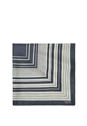 Foulard quadrato scuro con motivi lineari concentrici bianchi e neri che formano angoli retti, con etichetta "Massimo Dutti Made in Italy" nell'angolo.