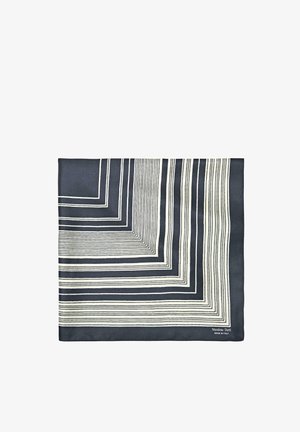 Écharpe carrée noire avec des motifs linéaires concentriques blancs et noirs formant des angles droits, étiquetée "Massimo Dutti Made in Italy" dans un coin.