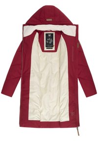 Rød polstret jakke med hette, med en kremfarget innvendig foring, glidelås og dekorativ etikett på innsiden.