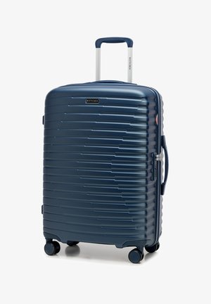 Donkerblauwe harde koffer met een gestructureerd oppervlak, vier draaibare wielen, een uitschuifbare handgreep, een zijhandgreep en een ingebouwd TSA-slot.