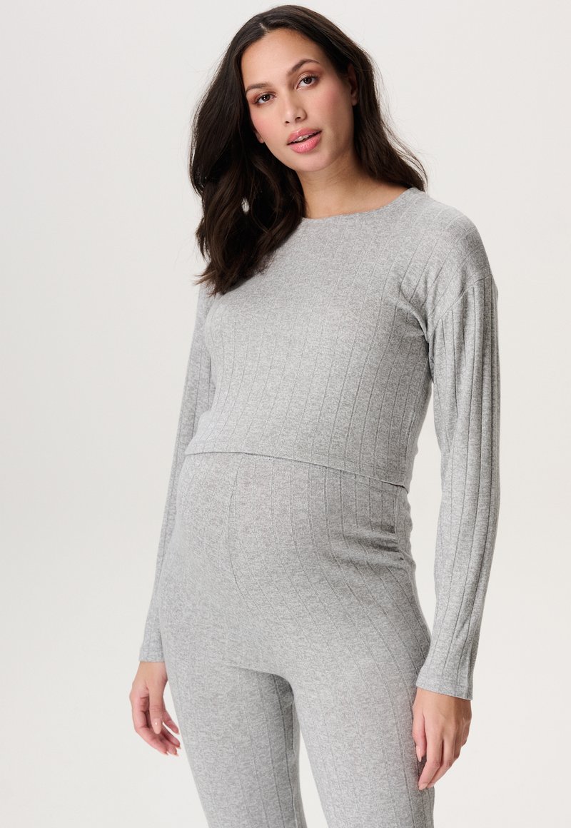 Graues, geripptes Umstandstop mit langen Ärmeln und Rundhalsausschnitt, kombiniert mit passenden gerippten Leggings, die einen figurbetonten Schnitt und eine weiche Textur bieten.