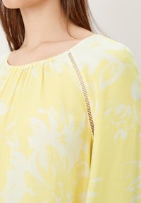 s.Oliver BLACK LABEL MIT ALLOVER-PRINT - Blouse - bright yellow aop