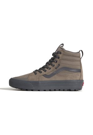 Braun-schwarzer, hoch geschnittener wasserdichter Sneaker mit dicker Sohle, schwarzen Schnürsenkeln und strukturiertem Grip, von der Außenseite auf weißem Hintergrund gezeigt.