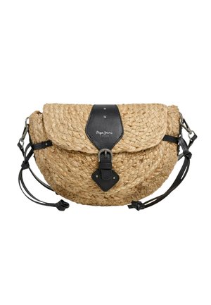 Geflochtene beige Umhängetasche mit schwarzem Leder-Schnallenriemen und verstellbaren Schulterriemen, Pepe Jeans-Logo auf der Vorderklappe.