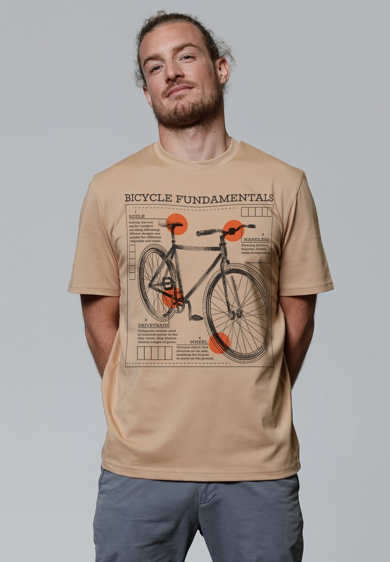 Beige t-shirt met een fietsafbeelding en gelabelde onderdelen in zwart en oranje. Korte mouwen, ontspannen pasvorm, katoen materiaal.