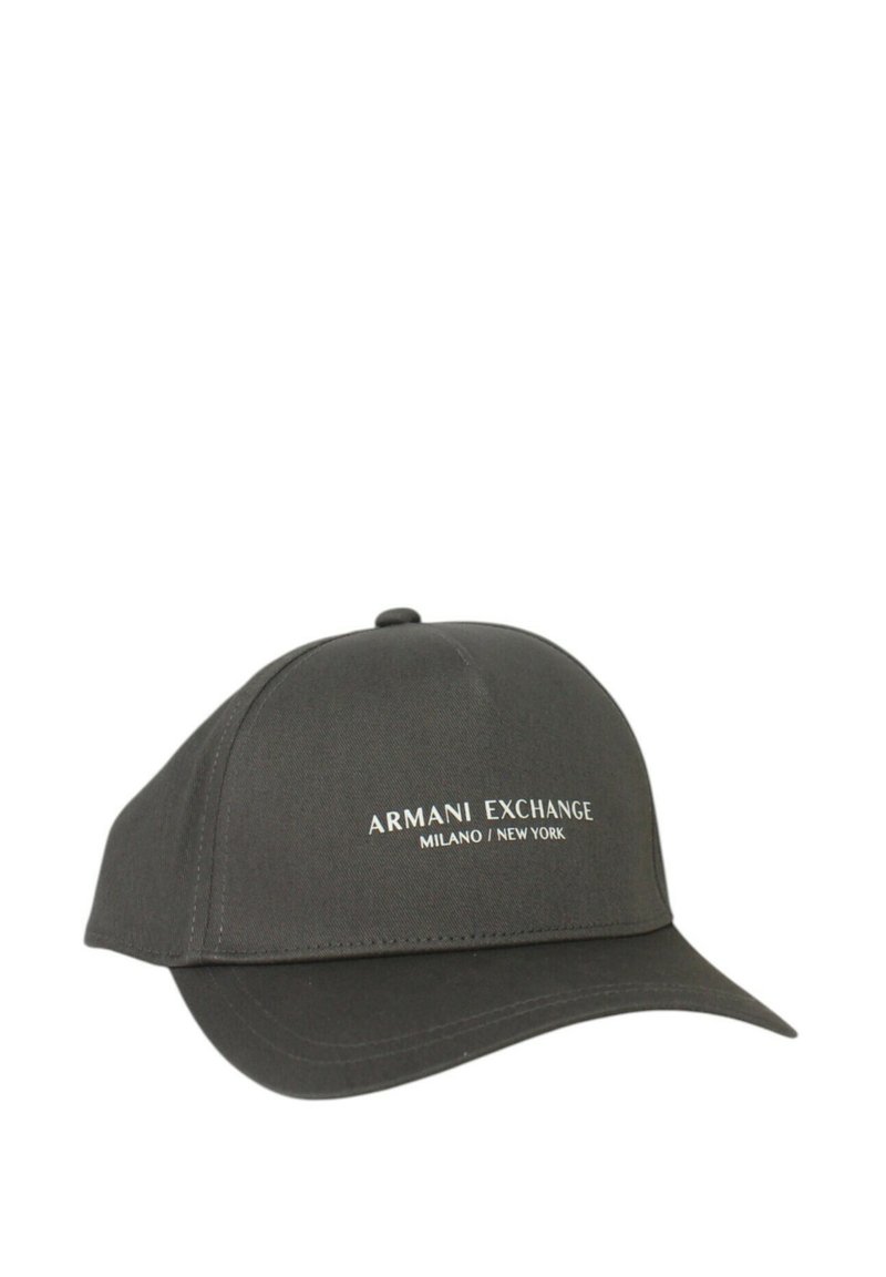 Cappellino da baseball nero con visiera curvata, presenta la scritta bianca "Armani Exchange Milano / New York" sul fronte. Realizzato in tessuto testurizzato.
