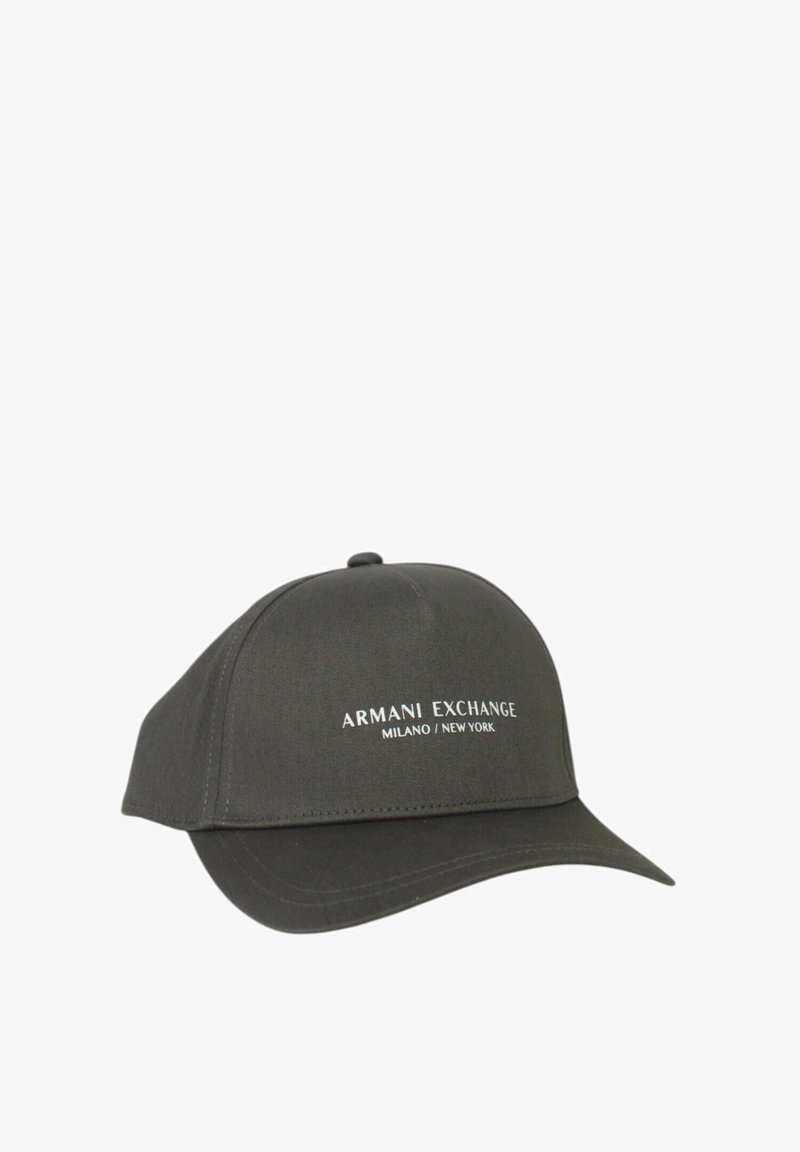 Cappellino da baseball nero con visiera curvata, presenta la scritta bianca "Armani Exchange Milano / New York" sul fronte. Realizzato in tessuto testurizzato.