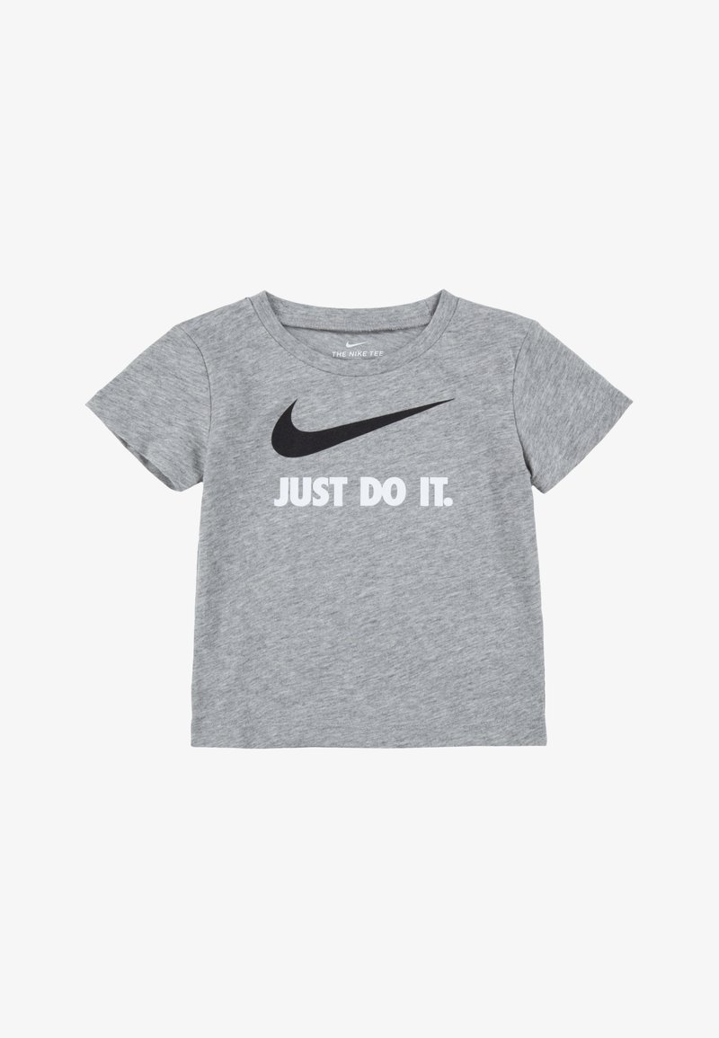 Pelēks kokvilnas T-krekls ar apaļu kakla izgriezumu, īsām piedurknēm un lielu melnu Nike logo ar frāzi "TIKAI DARI TO" baltā krāsā.