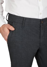 Dunkelgraue Hose aus strukturiertem Stoff, mit klassischem Schnitt, einem normalen Taillenbund mit Knopfverschluss und Seitentaschen.