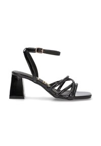 Sandalias de tacón de charol negro con punta cuadrada, diseño abierto, tira ajustable del tobillo delgada y tacón cuadrado para mayor estabilidad.