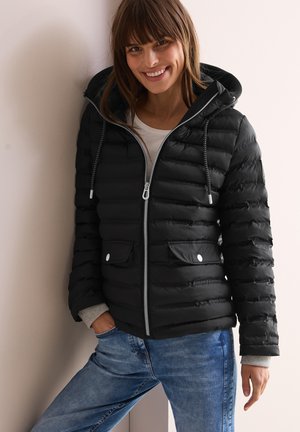 Veste doudoune noire avec texture matelassée horizontale, fermeture éclair à l'avant, capuche réglable et deux poches avant avec des boutons blancs.