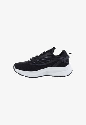 Czarny sportowy sneaker z grubą białą podeszwą, czarnymi sznurowadłami i materiałową cholewką z subtelnymi wzorzystymi nakładkami, widziany z profilu bocznego.