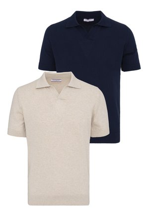 Twee polo's met korte mouwen, één beige aan de voorkant en één marineblauw aan de achterkant, beide met kraag en V-hals.