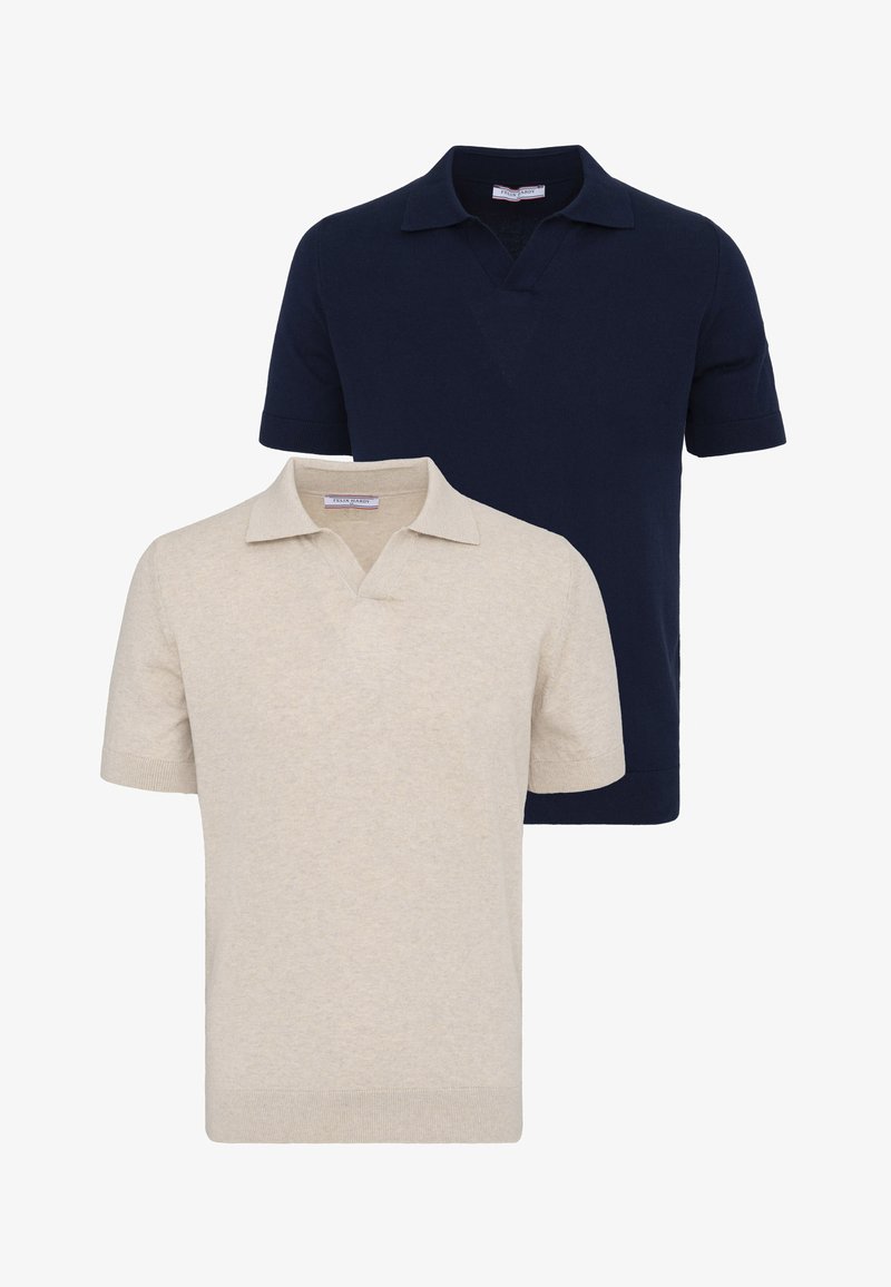 Deux polos à manches courtes, un beige devant et un bleu marine derrière, tous deux avec col et ouverture en V.