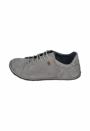 Hellgrauer Wildleder-Casual-Schuh mit Schnürung vorne, flacher Sohle und kleinem braunem Markenzeichen an der Seite.
