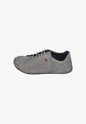Zapato casual de ante gris claro con cordones en la parte delantera, suela de perfil bajo y pequeña etiqueta de marca marrón en el lateral.