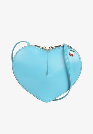 Sac à main en forme de cœur bleu clair en cuir, équipé d'une fermeture éclair dorée, d'une longue bandoulière et d'un petit porte-clés drapeau italien.