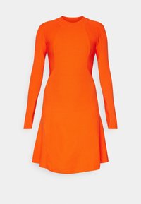Robe en maille orange vif à manches longues avec un col rond et un corsage ajusté s’évasant légèrement à la jupe sur fond blanc uni.