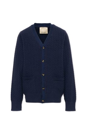 Cárdigan tejido azul marino con patrón texturizado, cuello en V, cinco botones delanteros, mangas largas y dos bolsillos delanteros.