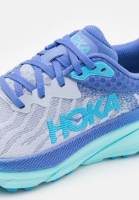 HOKA CHALLENGER 7 - Běžecké boty do terénu - ether/cosmos