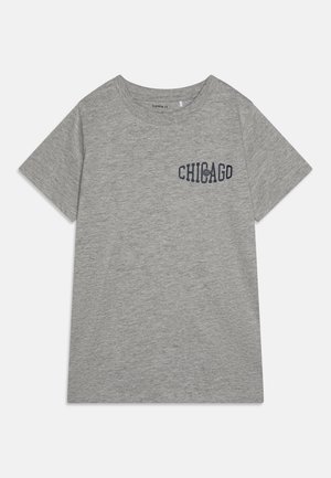 Grå bomull t-skjorte med korte ermer, med marineblå "CHICAGO" tekst og rund hals. Glatt tekstur og uformelt design.