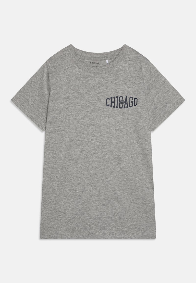 Pilkas medvilnės marškinėliai trumpomis rankovėmis, su jūrų mėlynu užrašu "CHICAGO" ir apykakle. Lygus paviršius ir kasdieniškas dizainas.