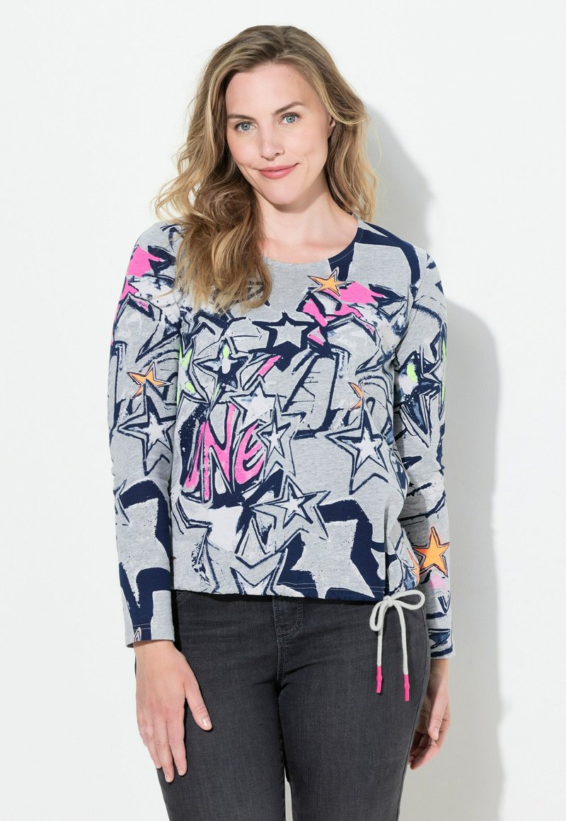 Graues langärmeliges Shirt mit bunten Sternen- und Textmustern, rundem Halsausschnitt und Zugkordelabschluss mit pinken Akzenten.