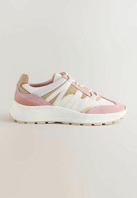 Sneakers med en blandning av vita, rosa och beige material; vadderad sula; texturerade detaljer; samt snörning med framträdande sidostripes.
