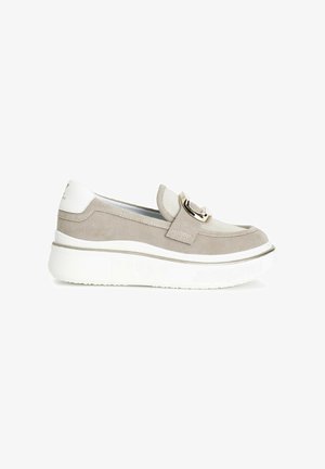 Sneaker slip-on din suede, de culoare gri deschis, cu talpă din cauciuc alb. Prezintă o cataramă decorativă aurie și cusături tonale pentru detaliu.